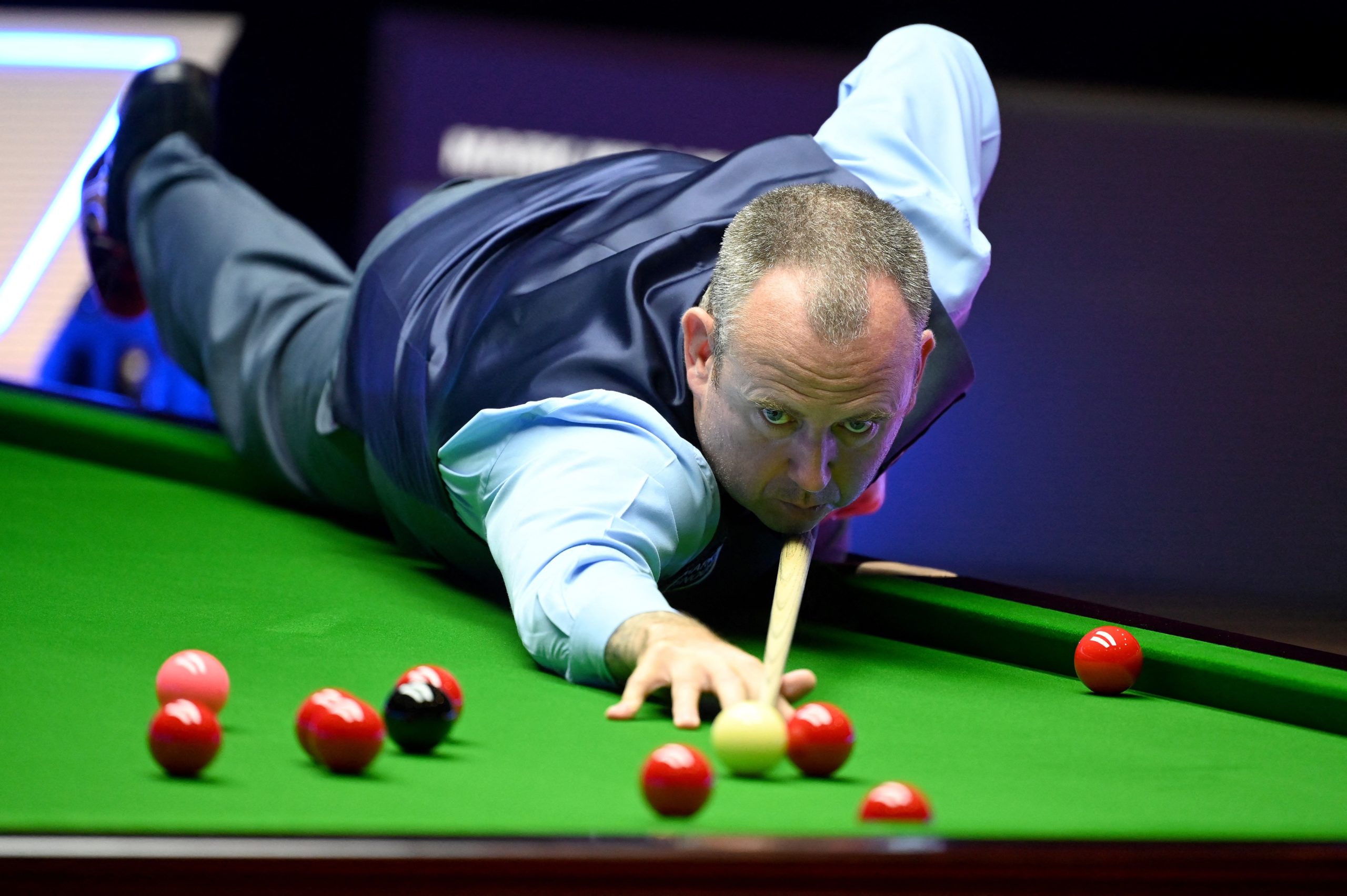 Watch Williams, 47, becomes oldest player to hit snooker maximum