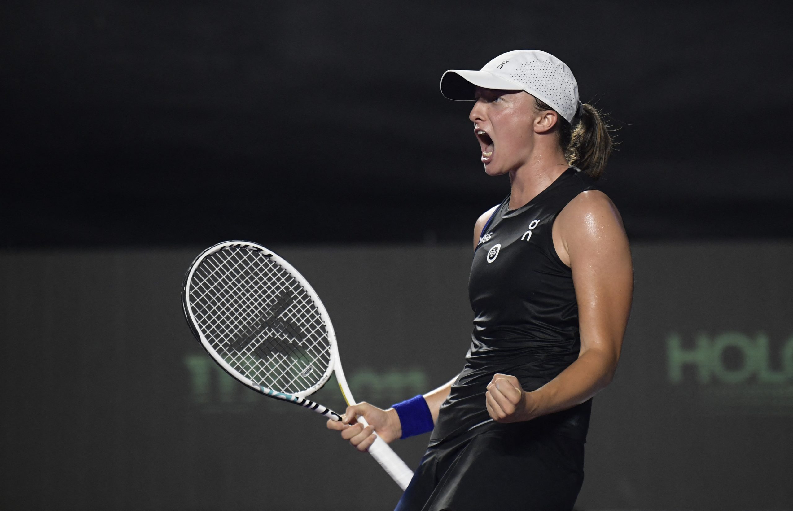 No.2 Swiatek beats No.1 Sabalenka in WTA Finals semis - SportsDesk