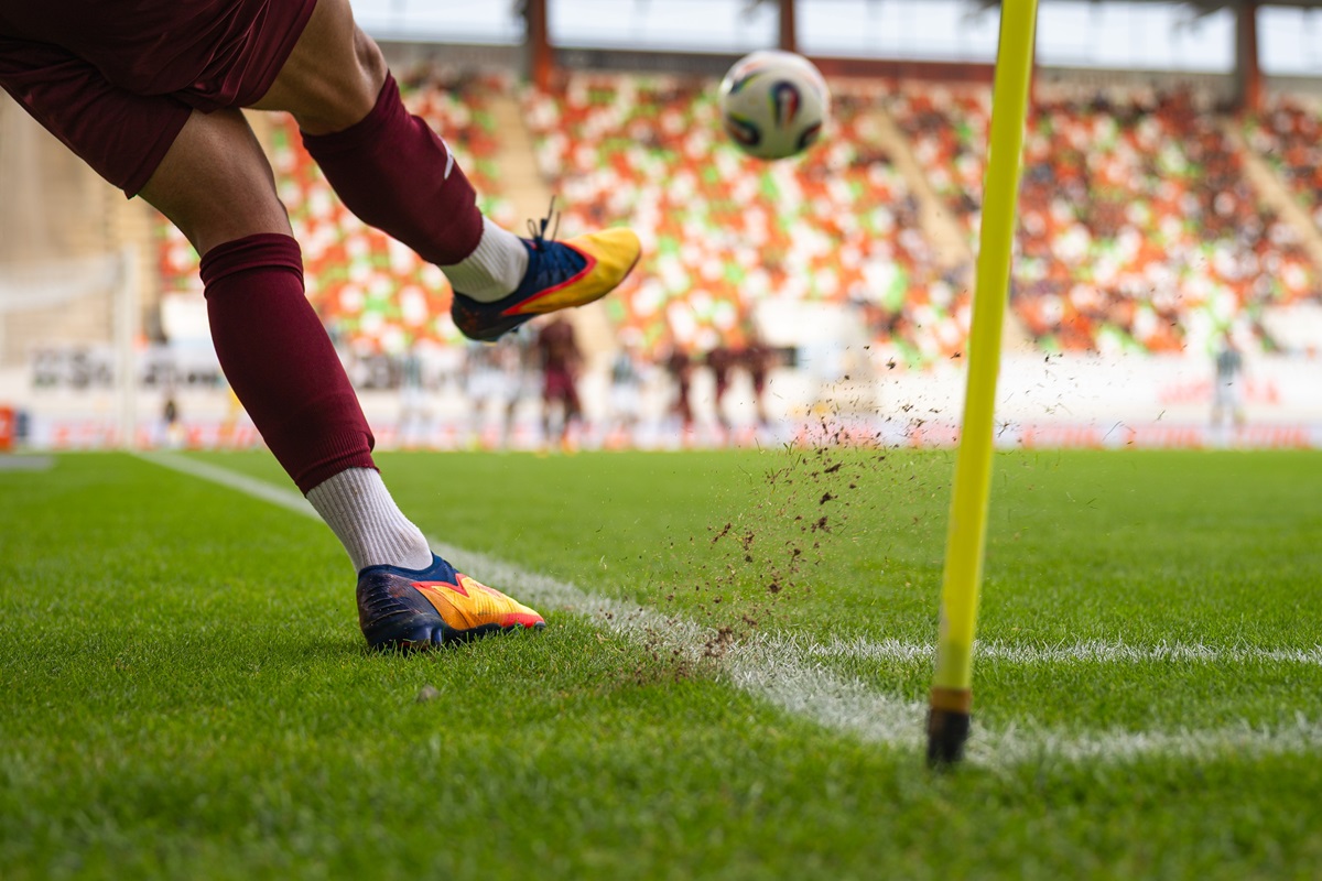Player,kicks,the,ball,from,the,corner,during,the,soccer